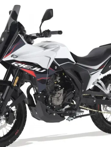 Rieju Aventura 125 Motorrad in Seitenansicht, weiß-schwarzes Design mit grobstolligen Reifen.