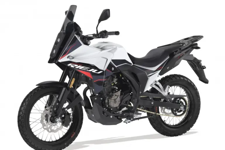 Rieju Aventura 125 Motorrad in Seitenansicht, weiß-schwarzes Design mit grobstolligen Reifen.