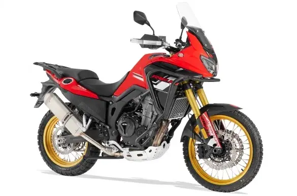 Abgebildet ist das Adventure-Bike Rieju Aventura 500 mit roter Verkleidung, 21/18-Zoll-Speichenrädern und umfangreichen Schutzkomponenten.