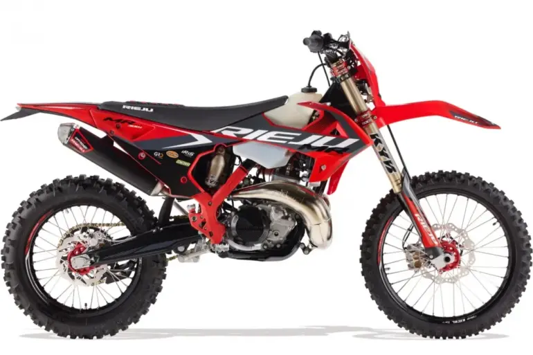 Rieju MR PRO 300i 2026 in Seitenansicht mit Offroad-Ausstattung