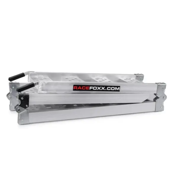 Zusammengefaltete Aluminium Auffahrrampe mit Tragegriffen und RACEFOXX.COM Logo, geeignet zum Verladen von Motorrädern