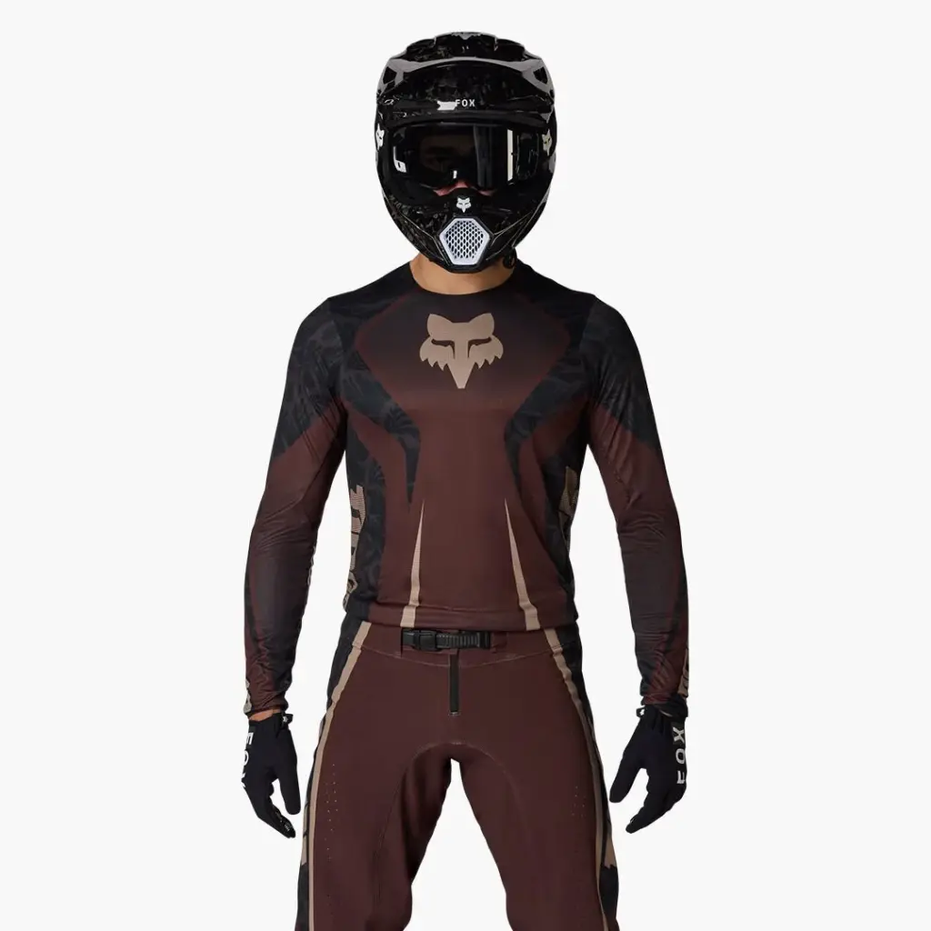 Motocross-Outfit mit Flexair HD38 Trikot, Hose, Helm und Handschuhen aus der Haiden Deegan Signature-Kollektion, frontal fotografiert.