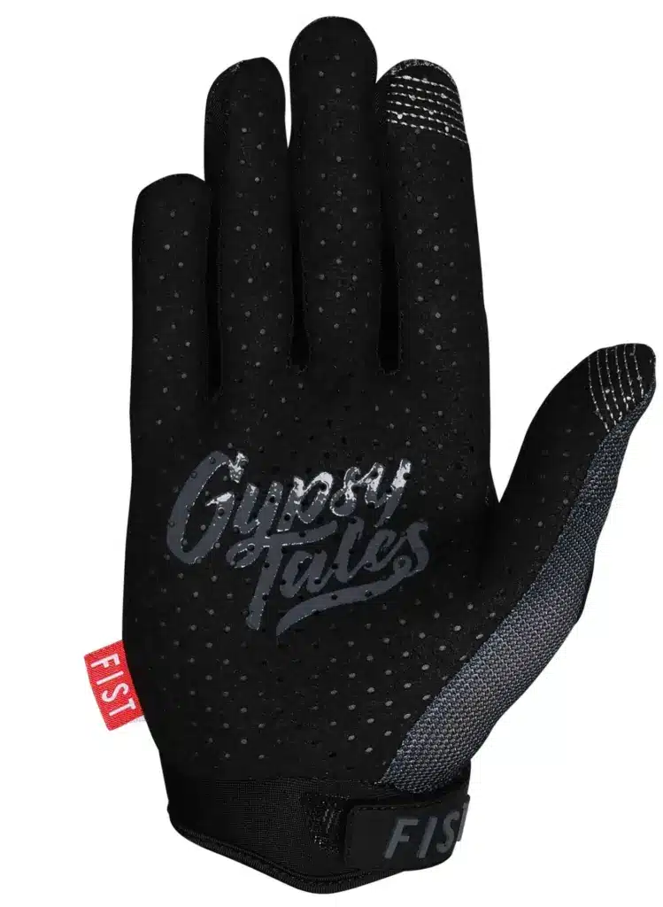 Schwarzer, belüfteter Breezer Gypsy Hot Weather Handschuh mit FIST-Logo und gummiertem Schriftzug auf der Handfläche.