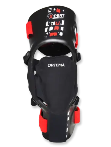 X-PERT Knee Brace Adventure Knieorthese mit schwarzem Design, roten Akzentriemen und integriertem Knieschutz von Ortema