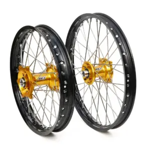 Motorrad Offroad-Radsatz mit schwarzen Felgen, Edelstahl-Speichen und goldenen Naben von Rex Wheels.