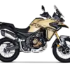 Seitenansicht der Voge DS625X Reiseenduro in gold-schwarz mit Schutzbügel und Tourenausstattung.