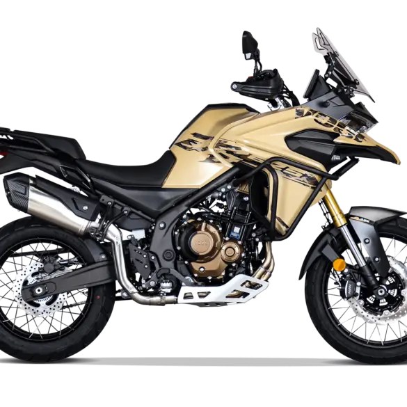 Seitenansicht der Voge DS625X Reiseenduro in gold-schwarz mit Schutzbügel und Tourenausstattung.