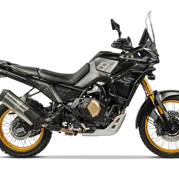VOGE DS800X RALLY Motorrad, schwarze Enduro mit goldenen Felgen in Seitenansicht