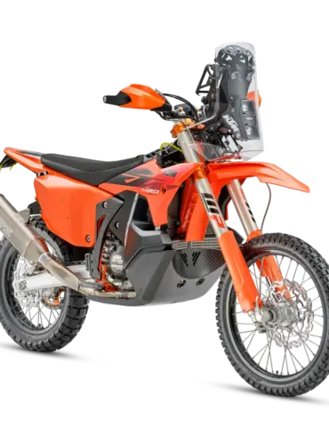 KTM 450 RALLY REPLICA 2027 in Seitenansicht, Rallye-Motorrad mit Akrapovič-Auspuff und Navigationsturm.