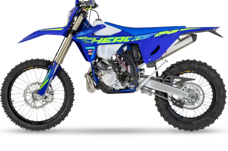 Sherco 300 SE FACTORY 2026 in blau im seitlichen Profil, Enduro-Motorrad Modelljahr 2026