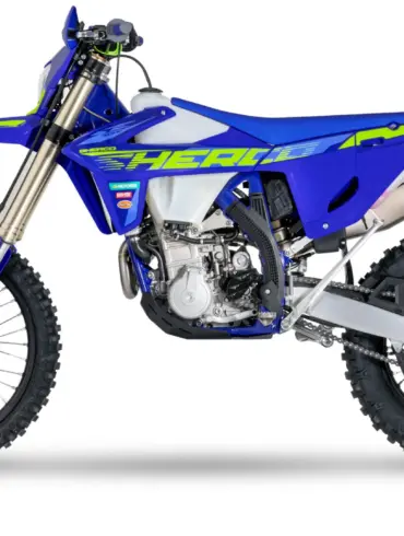 Sherco 500 SEF Factory 2026 als sportliche Enduro, Seitenansicht, blau-gelb, mit Offroad-Technik.