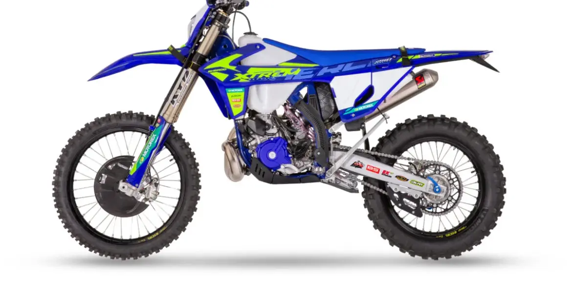 Sherco 250 SE Xtrem 2026 in Seitenansicht, ausgestattet mit Hard-Enduro-Komponenten und markantem Dekor