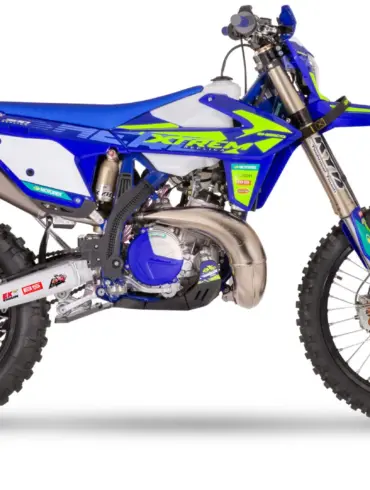 Sherco 300 SE XTREM 2026 Hard-Enduro-Motorrad in Seitenansicht mit Werksdekor und Akrapovic-Endschalldämpfer.