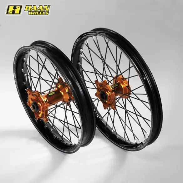 Zwei komplette Offroad-Laufräder mit schwarzen Felgen, CNC-gefrästen orange Aluminium-Naben und Edelstahlspeichen, geeignet für KTM SX-F und EXC Modelle