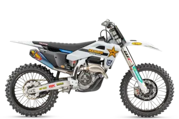 Husqvarna FC 250 Factory Edition 2026, Seitenansicht, weißes Werksmotorrad mit Sponsorenlogos, FMF-Titan-Schalldämpfer und WP Pro Fahrwerk