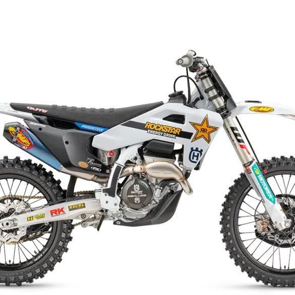 Husqvarna FC 250 Factory Edition 2026, Seitenansicht, weißes Werksmotorrad mit Sponsorenlogos, FMF-Titan-Schalldämpfer und WP Pro Fahrwerk