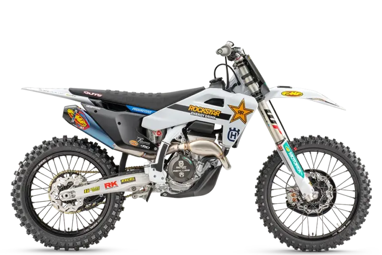 Husqvarna FC 250 Factory Edition 2026, Seitenansicht, weißes Werksmotorrad mit Sponsorenlogos, FMF-Titan-Schalldämpfer und WP Pro Fahrwerk