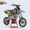 YCF Factory SP3 190 Daytona 2026 Offroad-Pitbike auf Montageständer im Studio, Seitenansicht.