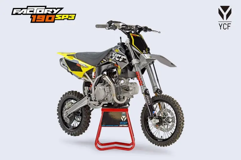 YCF Factory SP3 190 Daytona 2026 Offroad-Pitbike auf Montageständer im Studio, Seitenansicht.