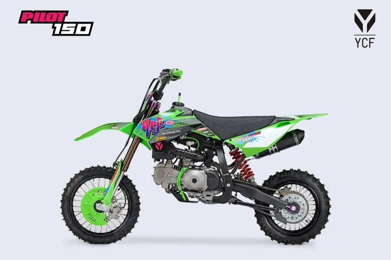 YCF Pilot 150 Limited Green Pitbike in auffälligem Grün mit farbigen Akzenten, Seitenansicht auf hellem Hintergrund.