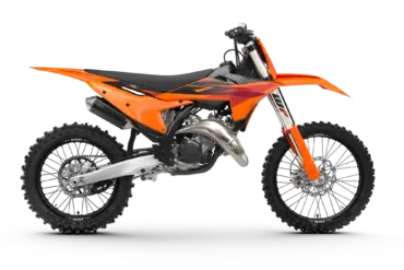 Seitenansicht einer 2027 KTM 125 SX in Orange-Rot, voll ausgestattetes Motocross-Motorrad.