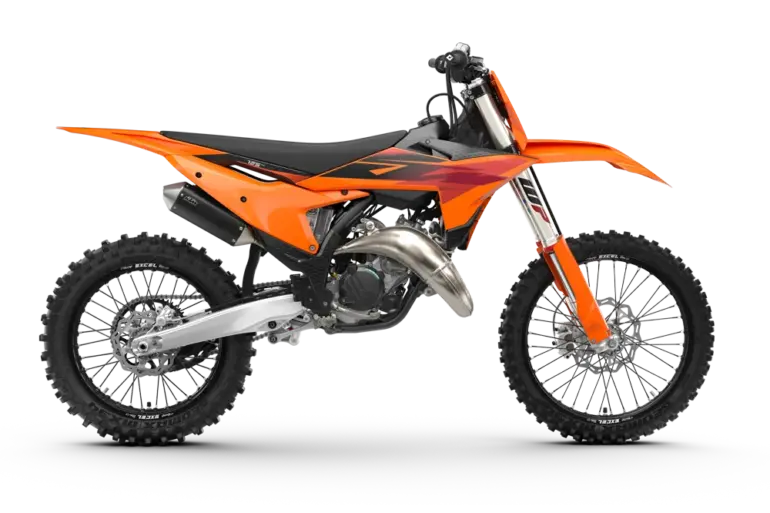 Seitenansicht einer 2027 KTM 125 SX in Orange-Rot, voll ausgestattetes Motocross-Motorrad.