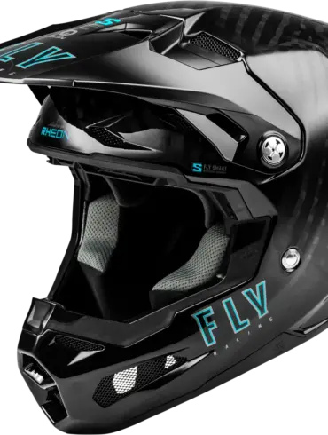 Seitliche Nahaufnahme eines schwarzen Fly Racing Helms mit Carbon-Struktur, Visier und großem Belüftungssystem.