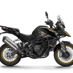 QJMotor SRT 900 SX Motorrad in Schwarz von der Seite vor weißem Hintergrund