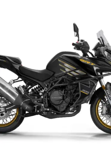QJMotor SRT 900 SX Motorrad in Schwarz von der Seite vor weißem Hintergrund