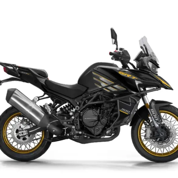 QJMotor SRT 900 SX Motorrad in Schwarz von der Seite vor weißem Hintergrund