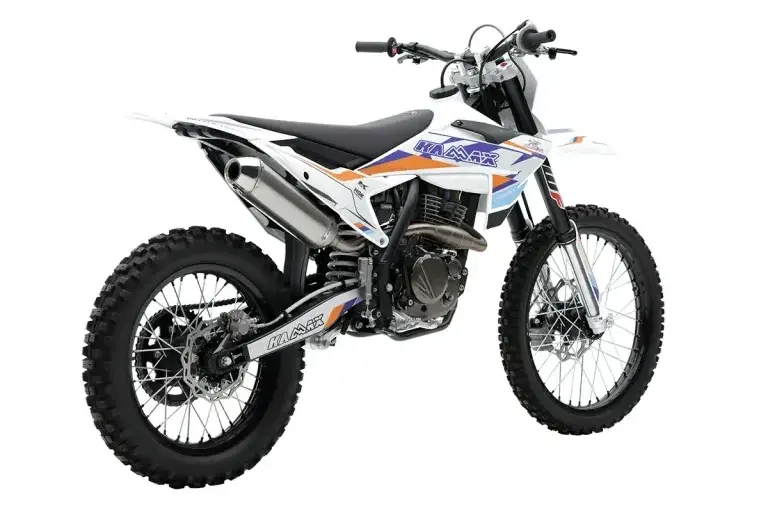Seitenansicht der Kamax K85 4‑Stroke 300 Enduro mit Offroad-Ausstattung