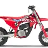 Seitenansicht der GASGAS MC-E 3 2024, ein elektrisches Offroad-Motorrad für Kinder, auf weißem Hintergrund.