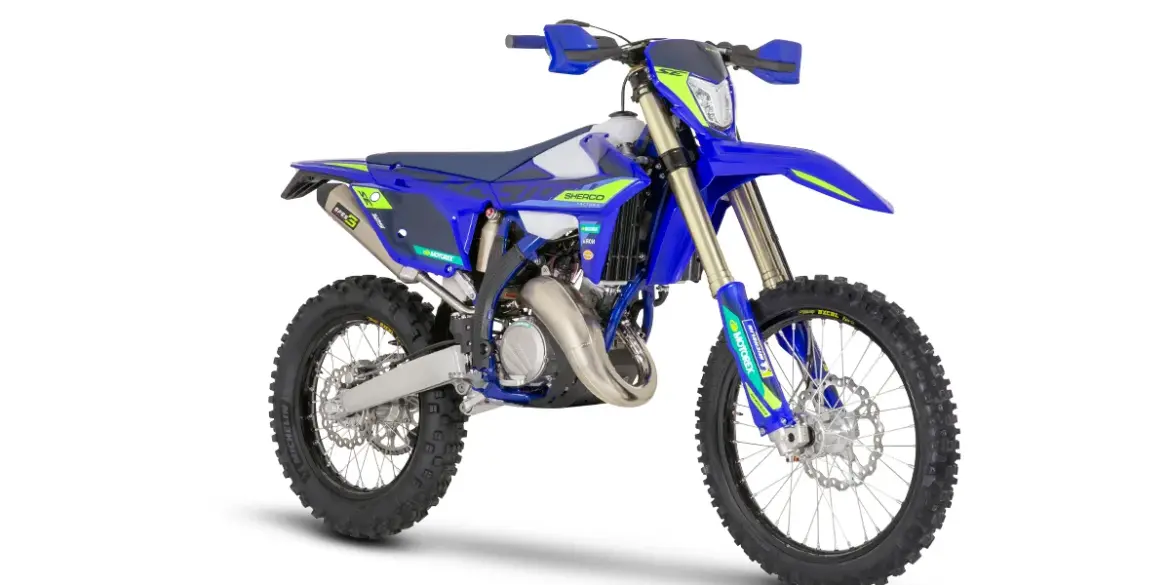 Sherco 125 SE FACTORY 2027 Enduro-Motorrad, links im Profil, blau mit gelben und grünen Akzenten