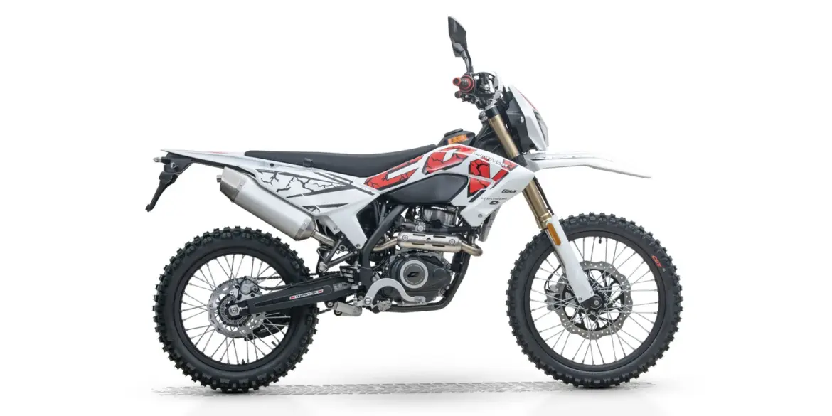 Seitenansicht der COV 125 X, einem 125er-Enduro-Motorrad mit hochgelegtem Auspuff und Stollenreifen.