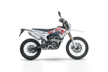 Seitenansicht der COV 125 X, einem 125er-Enduro-Motorrad mit hochgelegtem Auspuff und Stollenreifen.