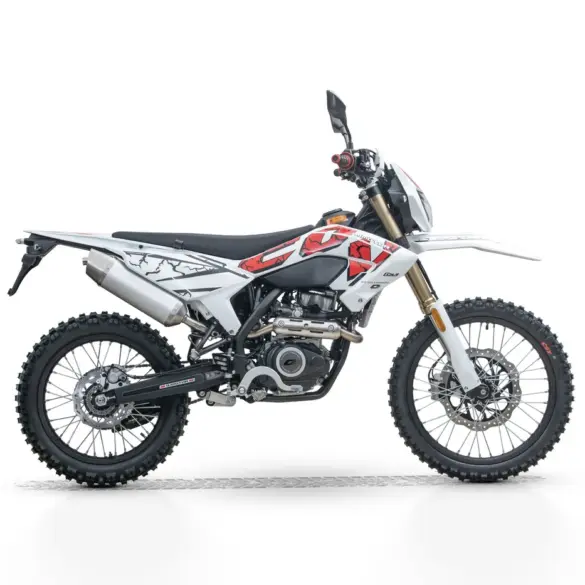 Seitenansicht der COV 125 X, einem 125er-Enduro-Motorrad mit hochgelegtem Auspuff und Stollenreifen.