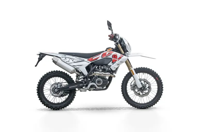 Seitenansicht der COV 125 X, einem 125er-Enduro-Motorrad mit hochgelegtem Auspuff und Stollenreifen.
