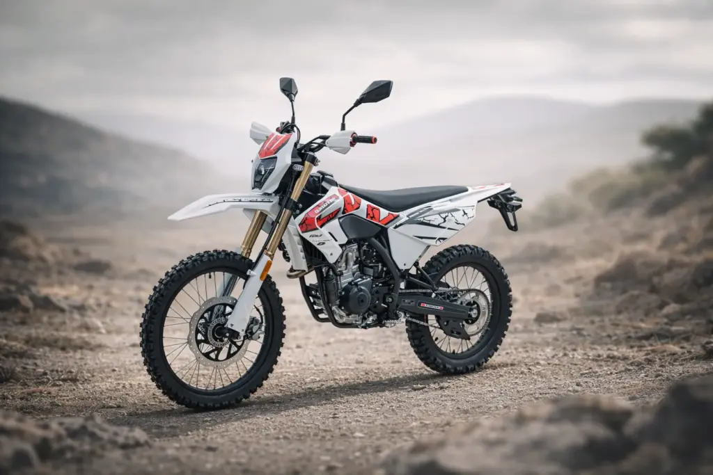 COV 125 X Enduro-Motorrad stehend auf einem Schotterweg in natürlicher Umgebung