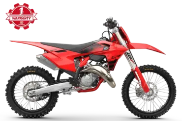 GASGAS MC 125 2027 Motocross-Motorrad in Seitenansicht mit rotem Kunststoffkleid und auffälligem Auspuff.