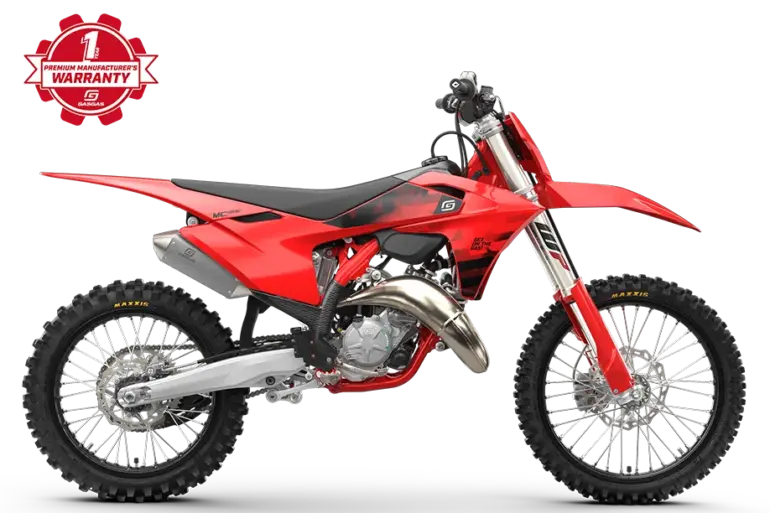 GASGAS MC 125 2027 Motocross-Motorrad in Seitenansicht mit rotem Kunststoffkleid und auffälligem Auspuff.