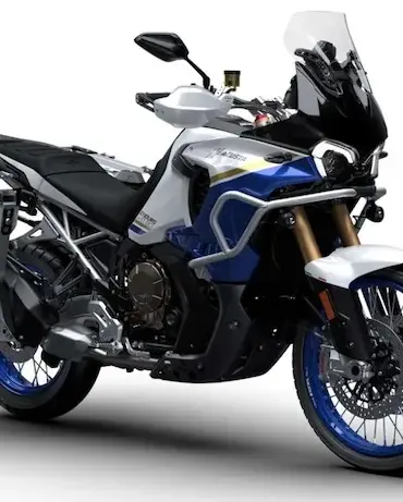 MV Agusta Enduro Veloce 2026, Seitenansicht, weiß-blau, mit Koffern und Zubehör