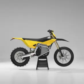 Seitenansicht der gelb-schwarzen Radian EXR Elektro-Enduro auf neutralem Hintergrund.