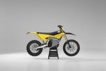 Seitenansicht der gelb-schwarzen Radian EXR Elektro-Enduro auf neutralem Hintergrund.