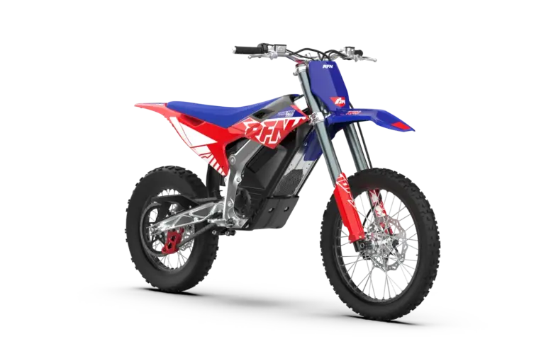 Elektrisches Offroad-Motorrad RFN Warrior Pro SX-E15 in Seitenansicht auf weißem Hintergrund