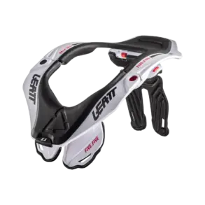 Leatt Neck Brace 5.5 Nackenschutz in Weiß und Schwarz für Motorradfahrer, freigestellt.