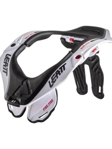Leatt Neck Brace 5.5 Nackenschutz in Weiß und Schwarz für Motorradfahrer, freigestellt.