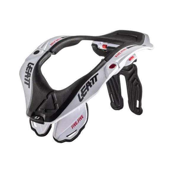 Leatt Neck Brace 5.5 Nackenschutz in Weiß und Schwarz für Motorradfahrer, freigestellt.