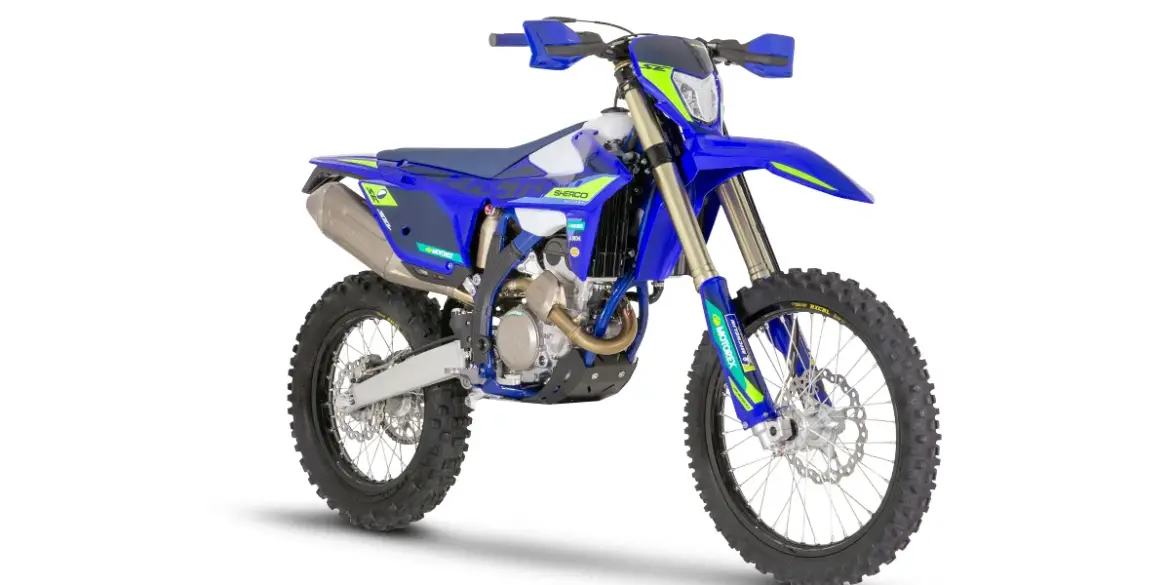 Sherco 300 SEF Factory 2027 in Seitenansicht, blaue Enduro mit Akrapovič-Auspuffanlage und modernen KYB-Fahrwerkskomponenten.
