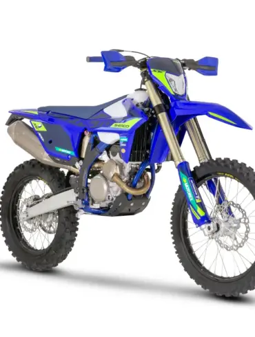 Sherco 300 SEF Factory 2027 in Seitenansicht, blaue Enduro mit Akrapovič-Auspuffanlage und modernen KYB-Fahrwerkskomponenten.