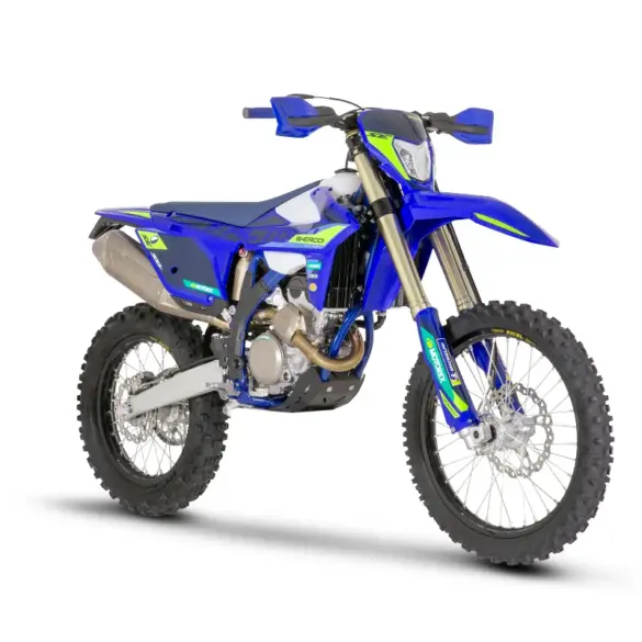 Sherco 300 SEF Factory 2027 in Seitenansicht, blaue Enduro mit Akrapovič-Auspuffanlage und modernen KYB-Fahrwerkskomponenten.